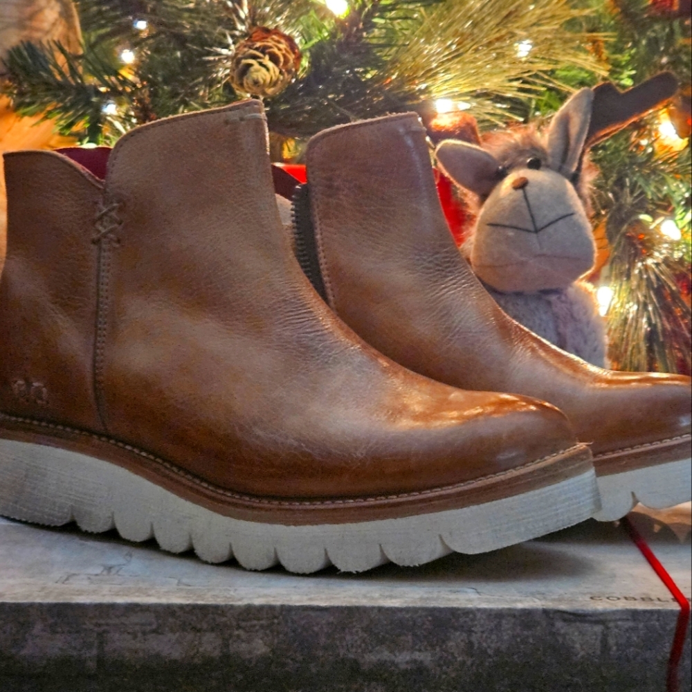 Women's Bed Stu Lydyi boots. Tan rustic color in a size 7.5